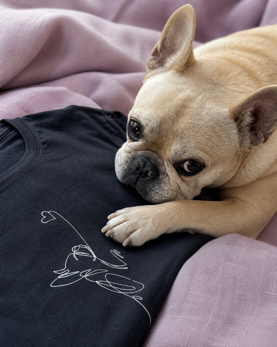 T-shirt nera in cotone con manica raccolta - linea cuore