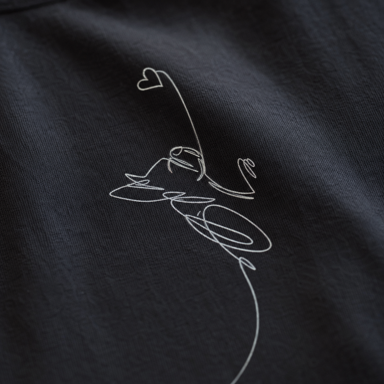 T-shirt nera girocollo ampio “Linea cuore” in cotone organico