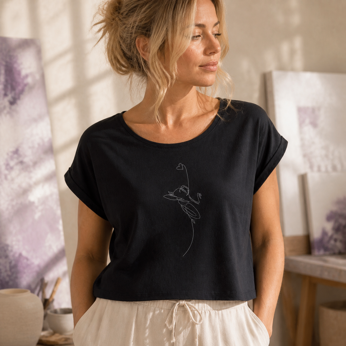 T-shirt nera girocollo ampio “Linea cuore” in cotone organico