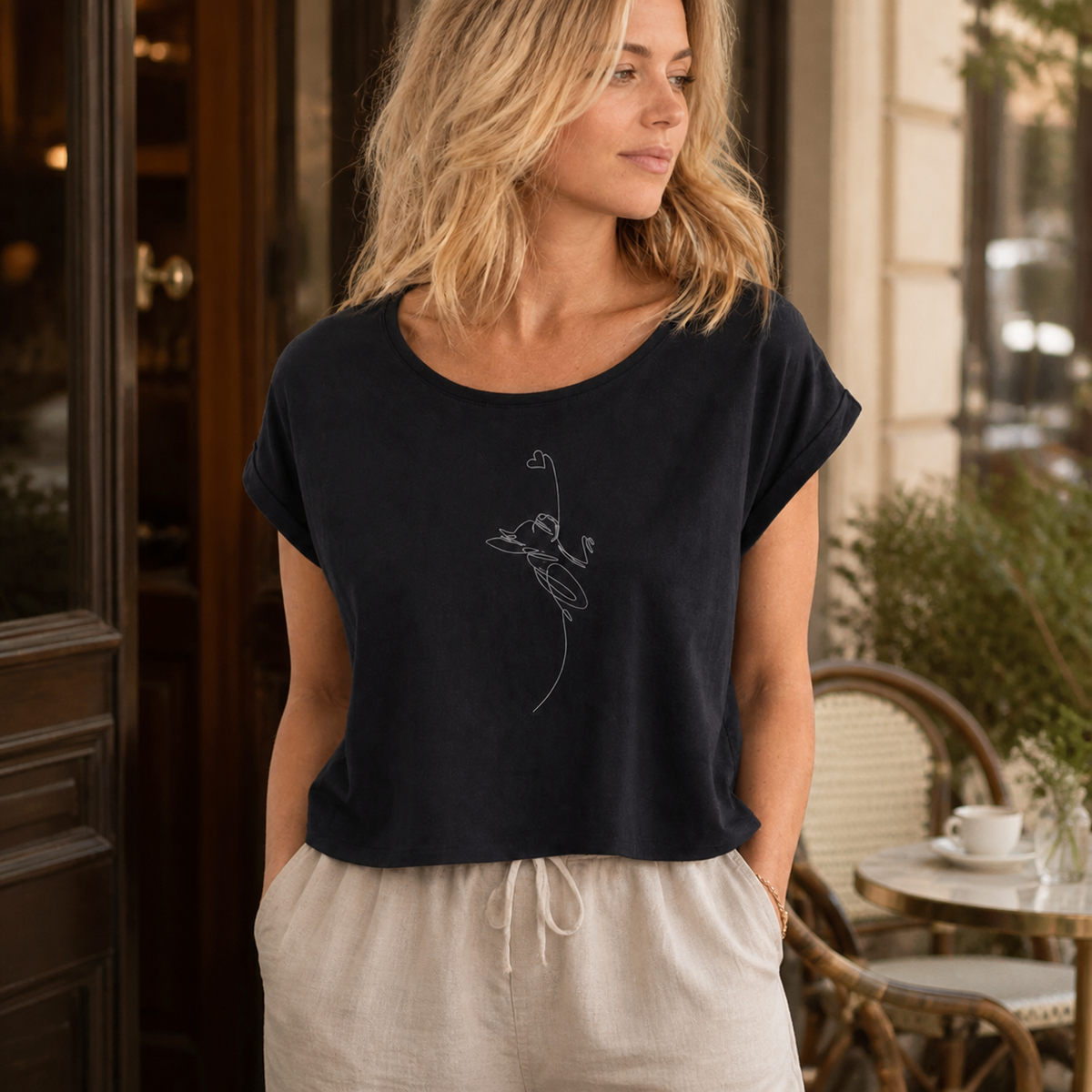 T-shirt nera girocollo ampio “Linea cuore” in cotone organico