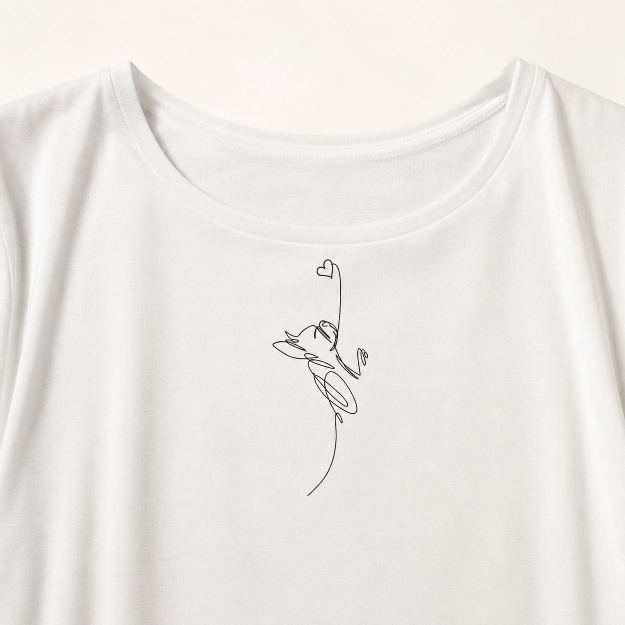 T-shirt bianca girocollo ampio “Linea cuore” in cotone organico